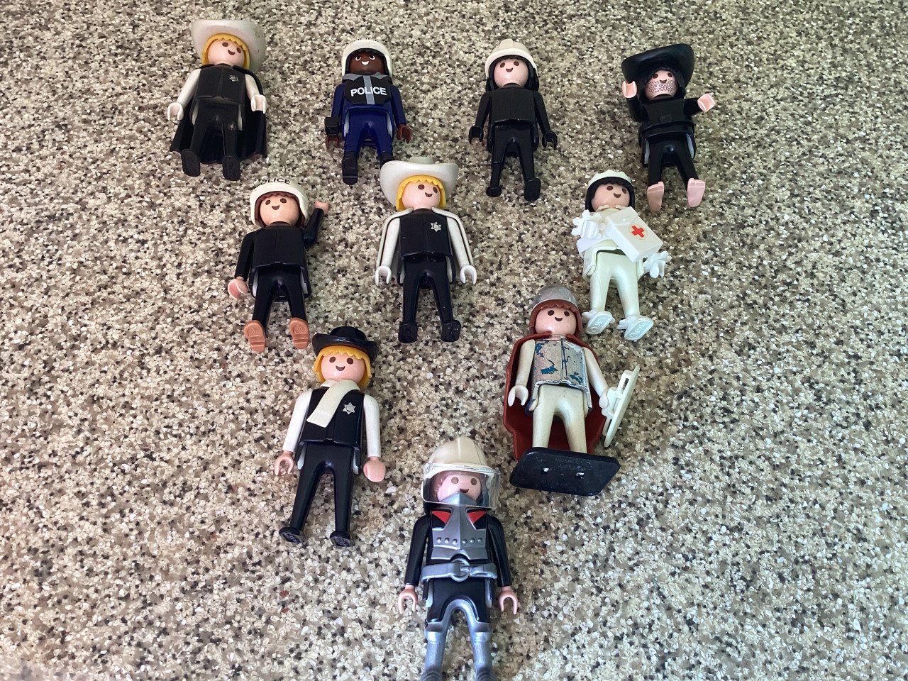 60 verschillende Playmobil poppetjes.