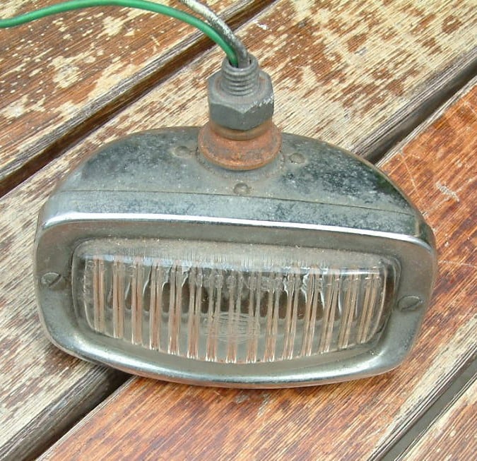 2 oudere lampen voor auto -motor  bumper of grill  1 hella