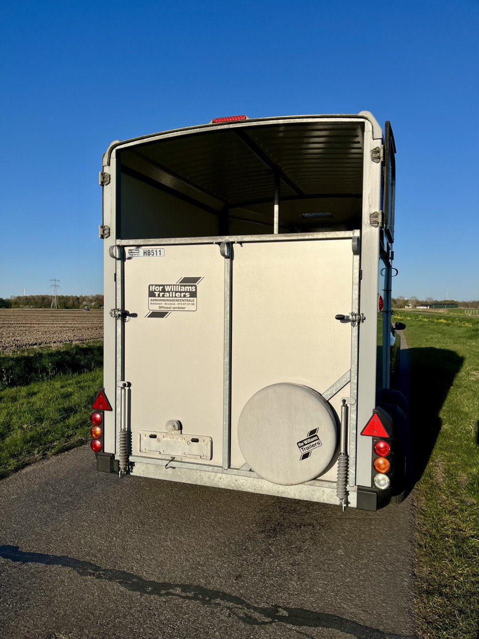 De grootste Ifor voor 2 paarden, HB511 met aluminium bodem en voorlosklep
