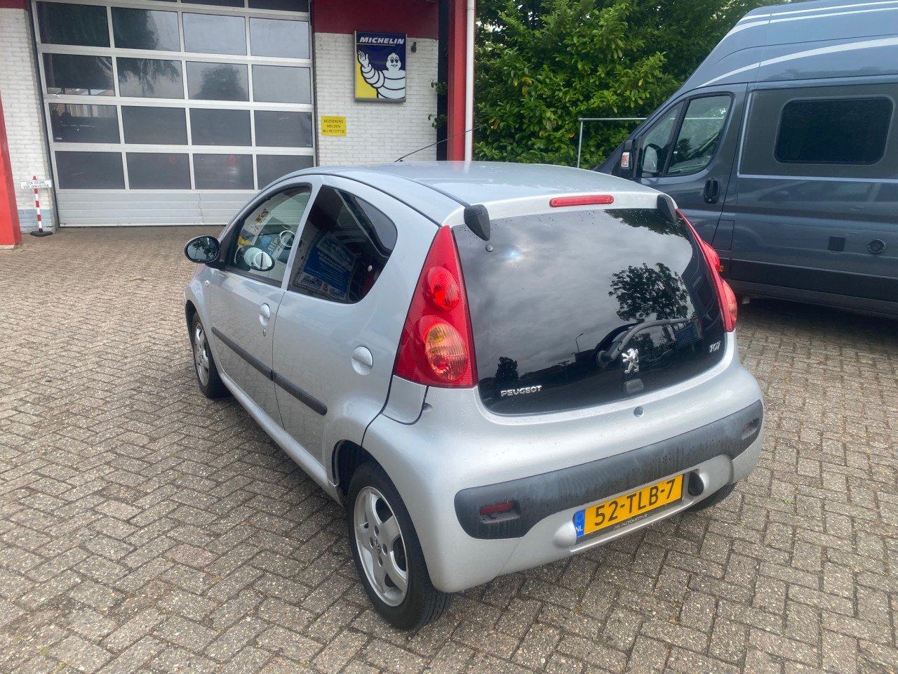 Peugeot 107 Black en Silver 1.0, 3mnd gar., jaar APK, beurt, carplay radio!