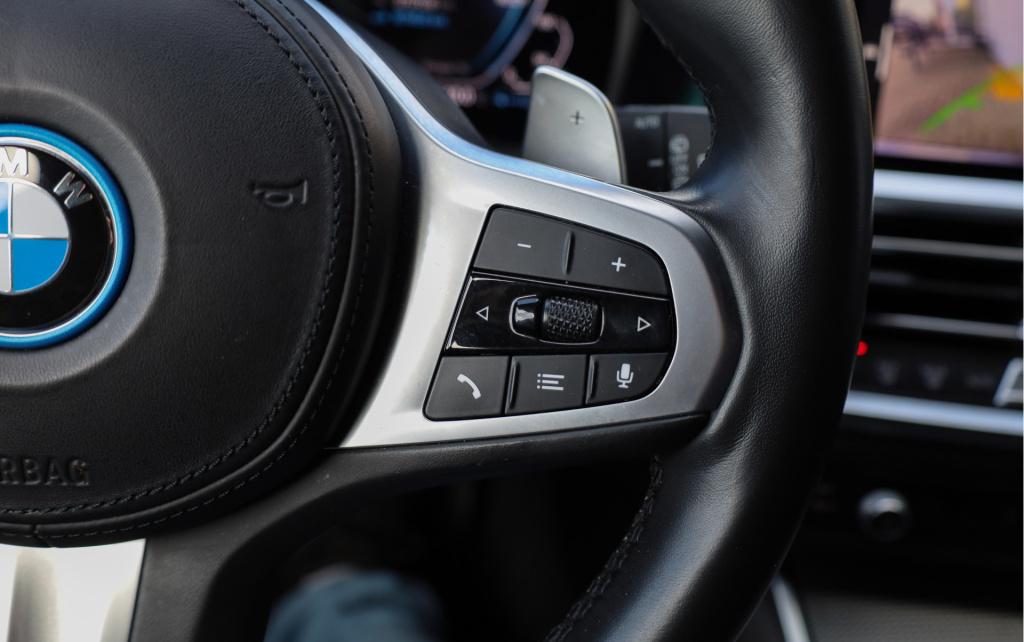 BMW 3-serie touring 330e m sport cam i trekhaak i acc i 292pk