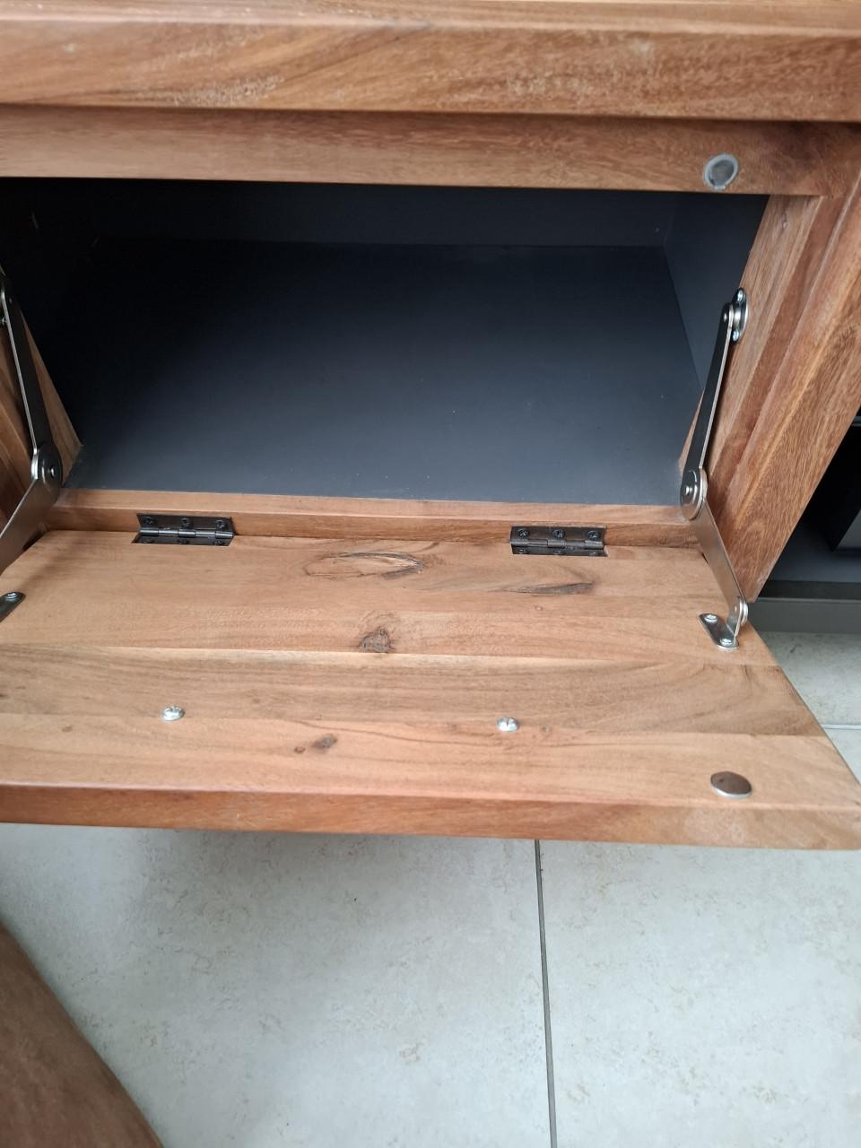 TV/  Meubel van Henders en Hazel