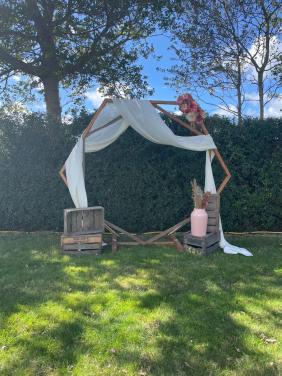 Te huur: houten backdrop + backdrop doek ivoorkleurig