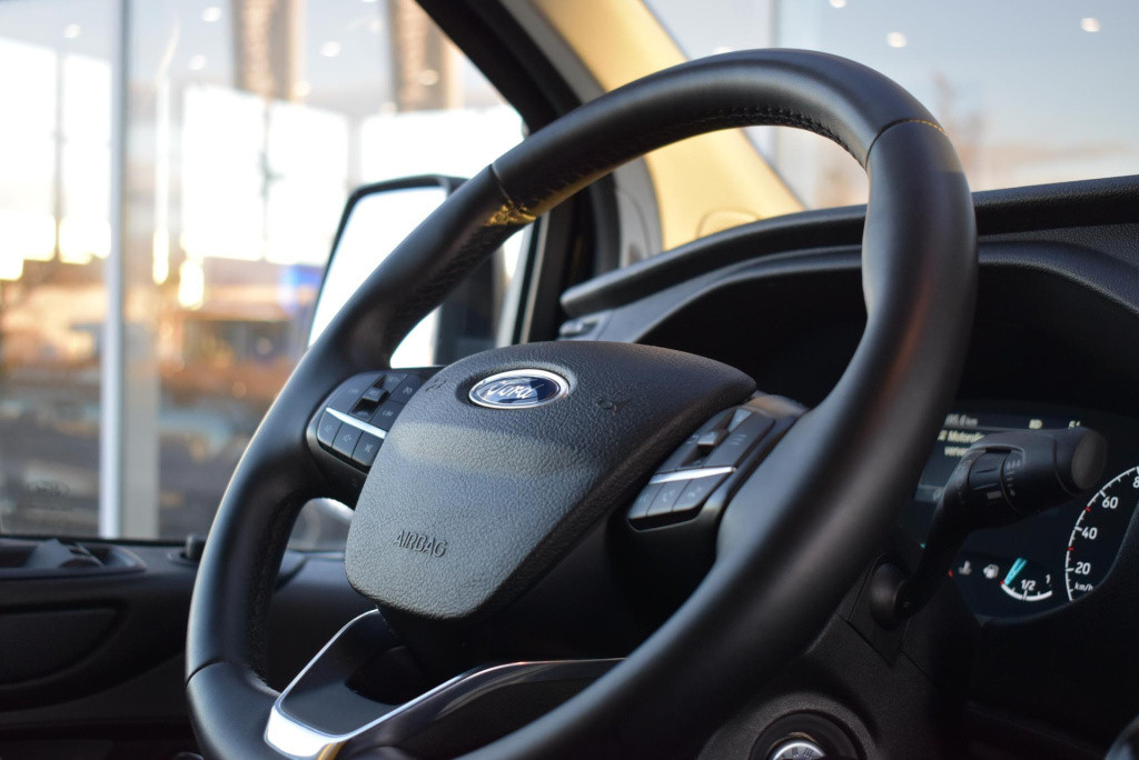 Ford Transit Custom 300 2.0 tdci l2h1 trend dc 5-pers. | airco | cruise con