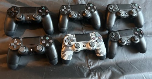 Diverse Dualshock Ps4 controllers te koop.
