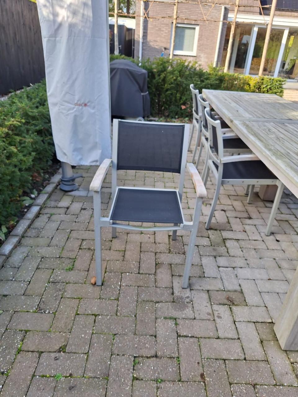 Grote teakhouten tafel met bankje en stoelen