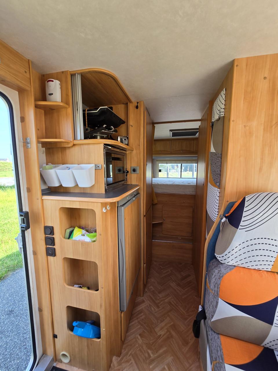 Zeer complete Adriatik 4 pers camper. Je kunt er gelijk mee op pad.