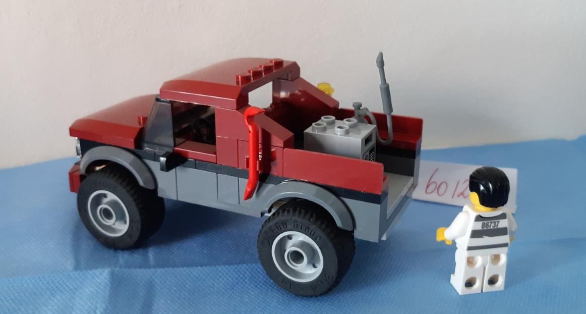 LEGO City 60128: Politieachtervolging, politiewagen + jeep