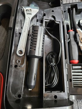 Nieuwe grote 12 volt auto zaklamp met oplader en gereedschap....