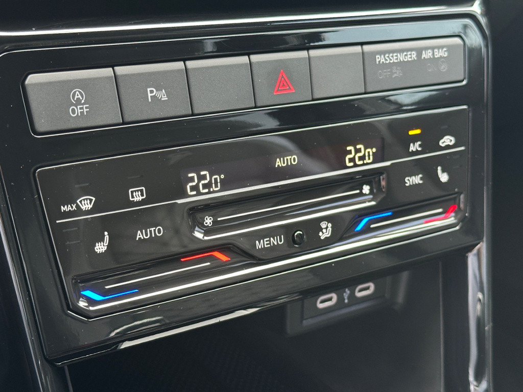 Volkswagen T-cross 1.5 tsi 150pk dsg r-line | camera | trekhaak | navi | iq