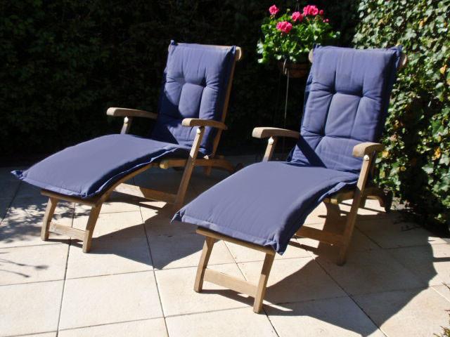 TWEE TEAKHOUTEN  DEKSTOELEN MET KUSSENS