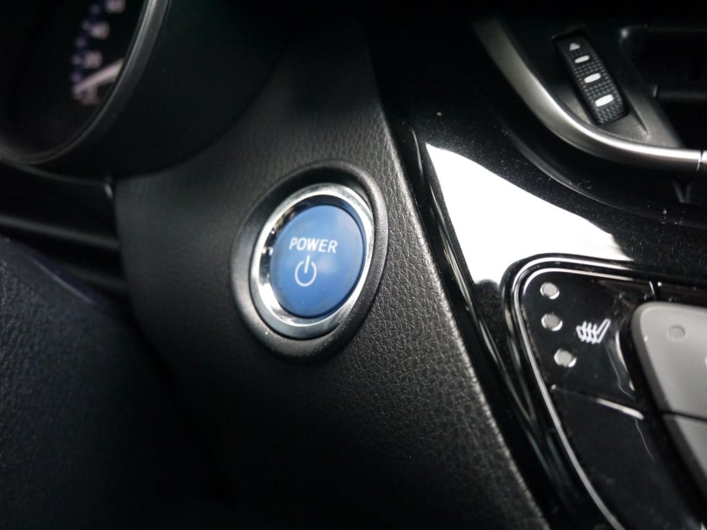 Toyota C-hr 1.8 hybrid bi-tone|dealeronderhouden|rijklaar