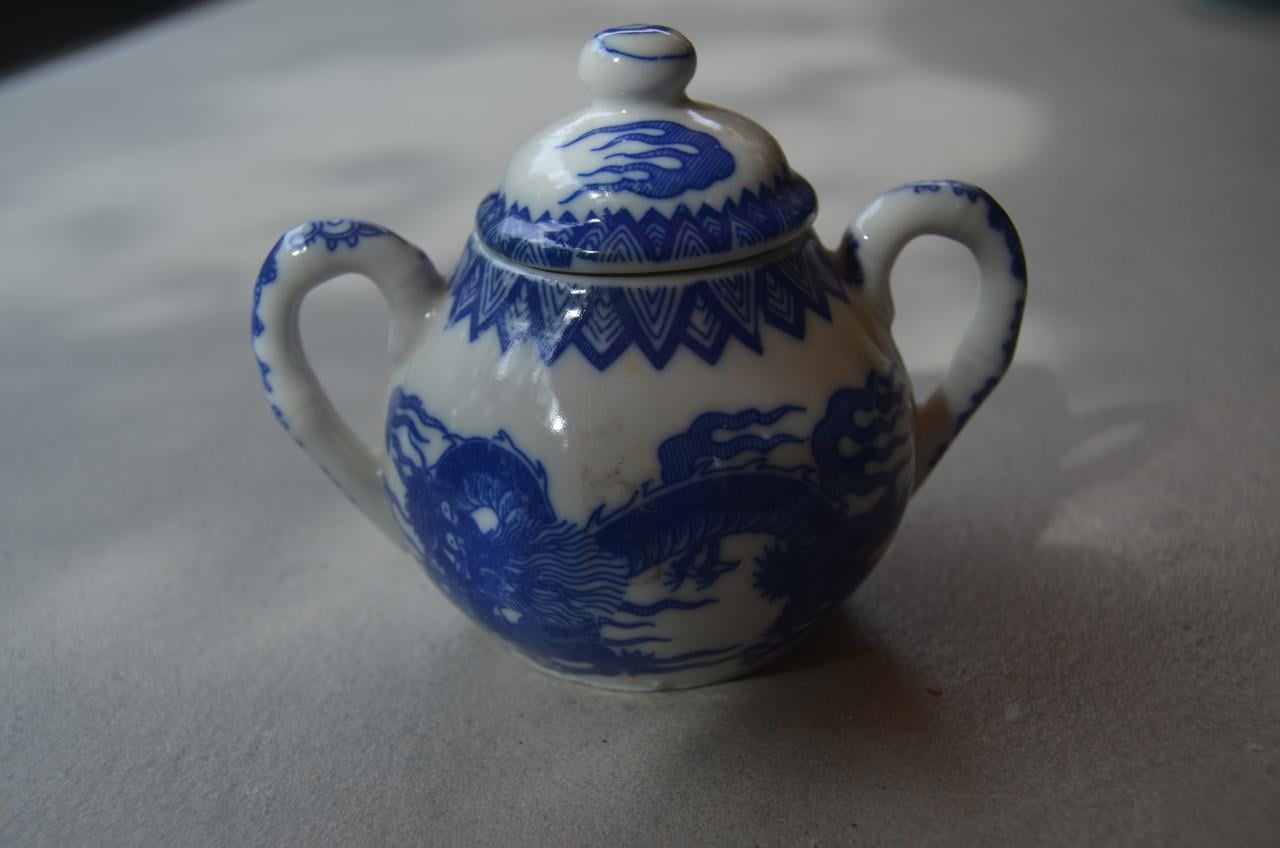 Divers Chinees porselein w.o een draak (op een potje)