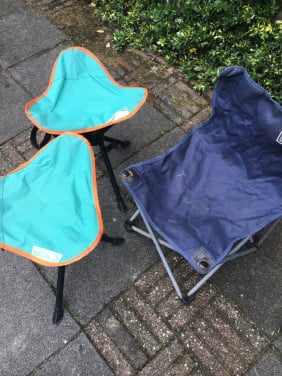 Camping of Vis stoeltje en krukjes