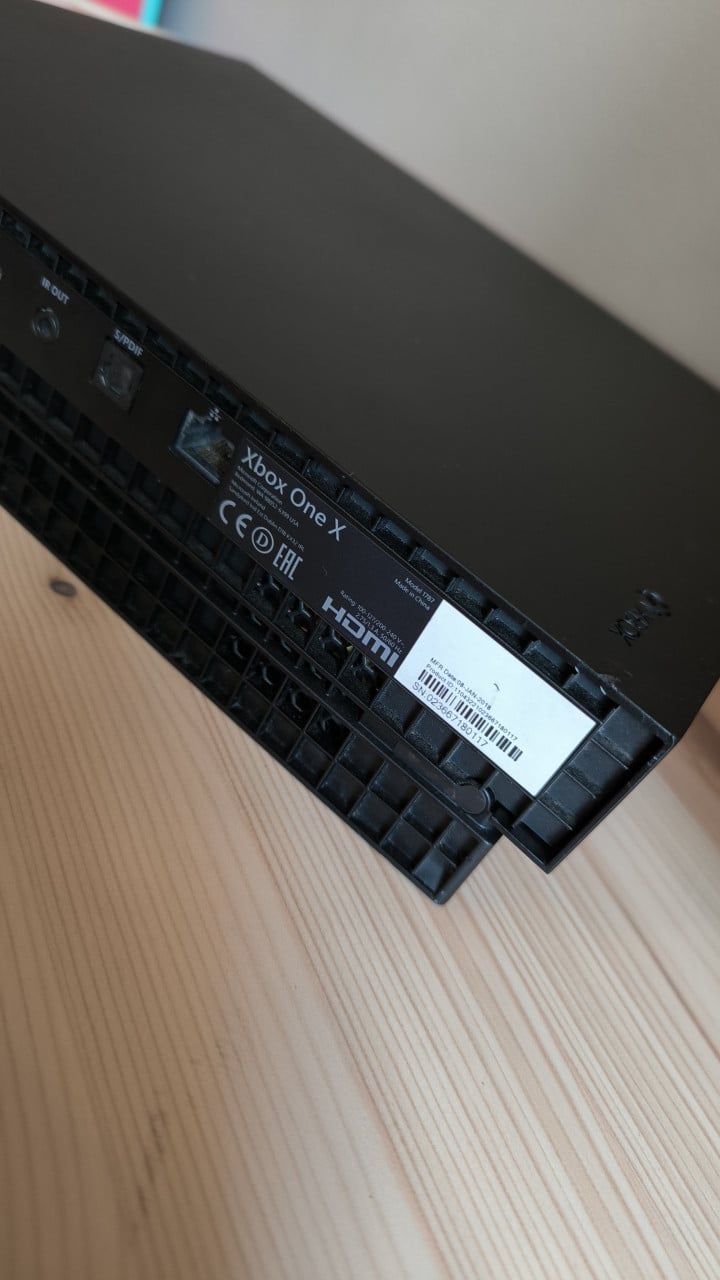 Xbox One X 1tb + controller