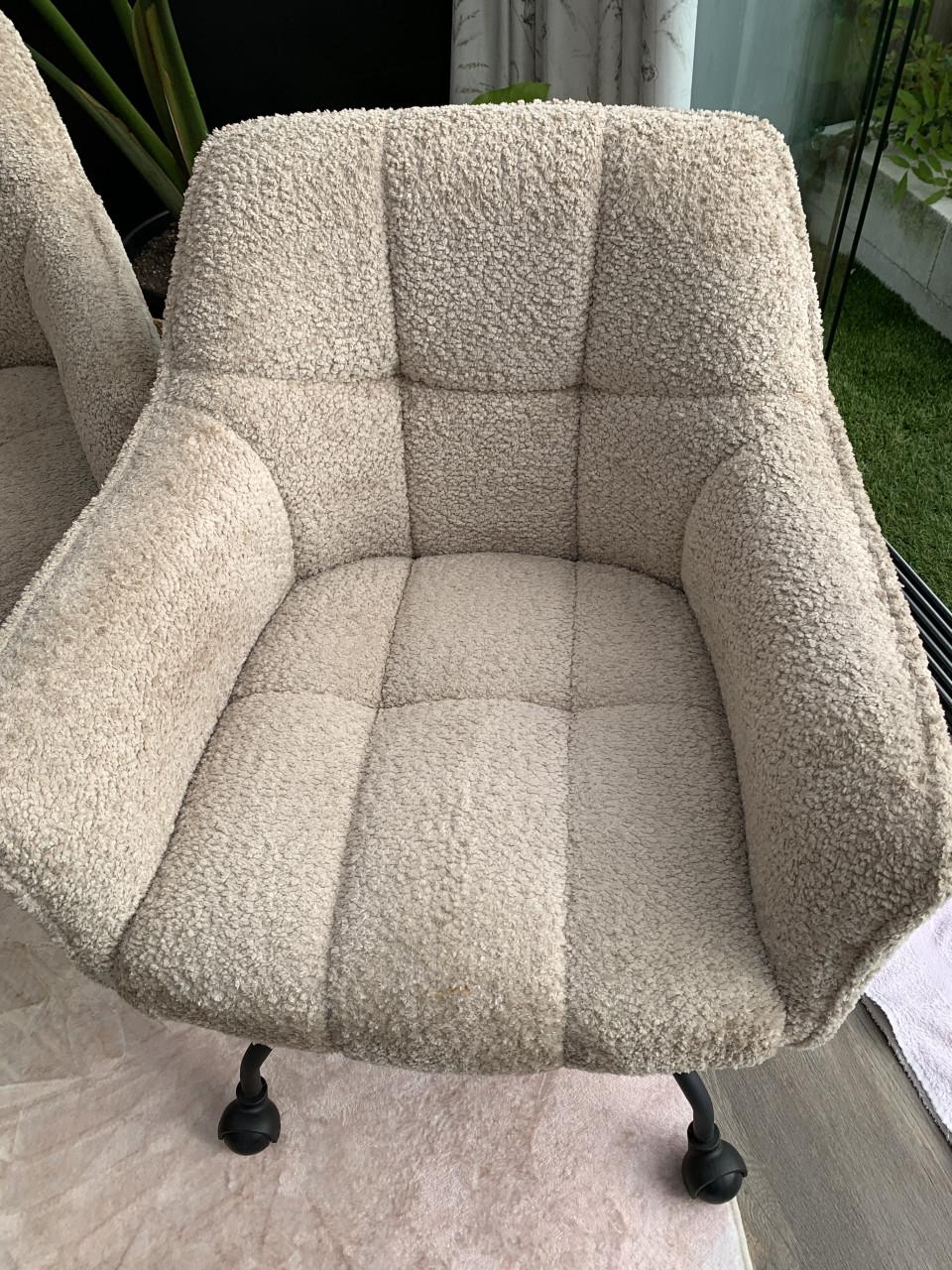 4 Eetkamerstoelen beige met wielen.