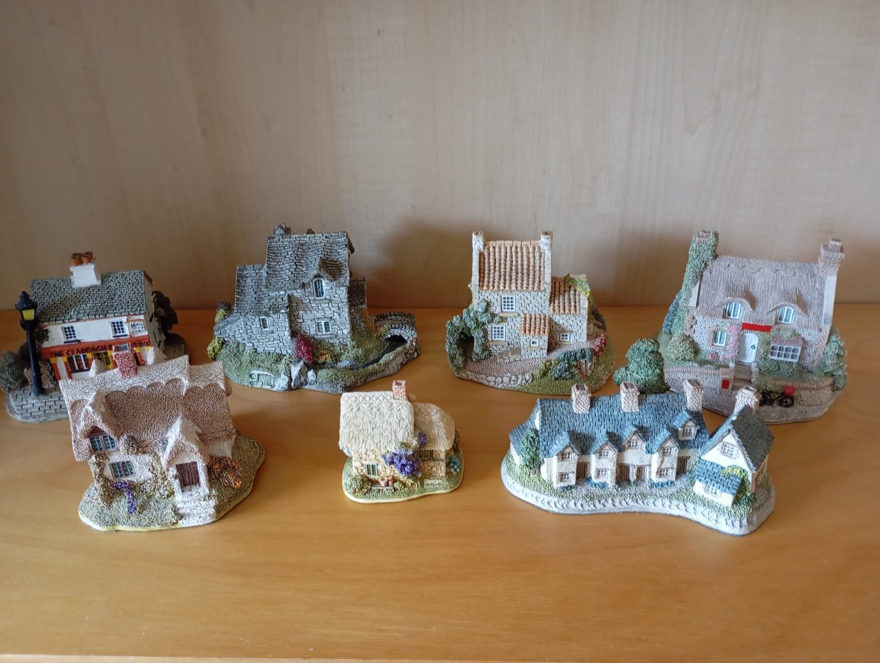 21 huisjes: 5 Lilliput Lane, 6 Amsterdamse grachten en 10 diversen.