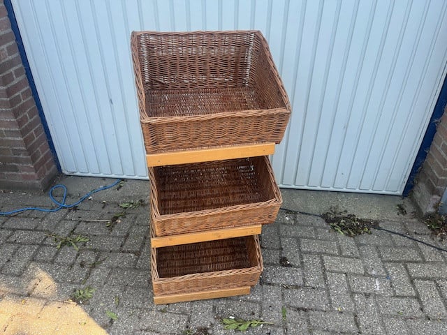 Houten Rek met rietenmanden