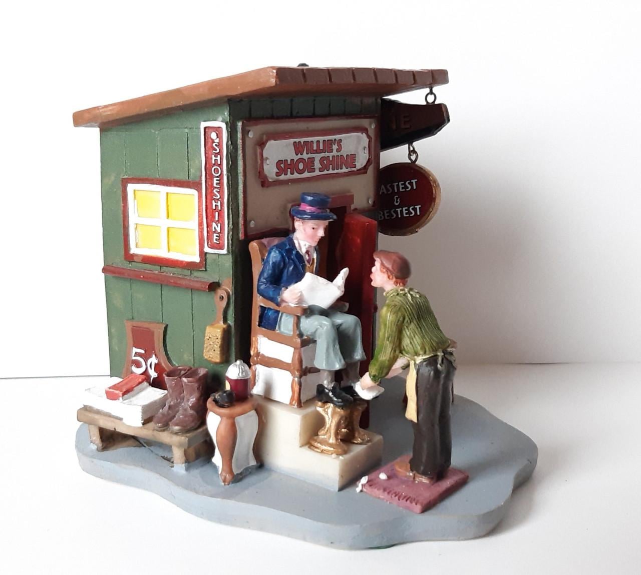 Lemaxdecoratie schoenpoets winkel: Willie’s Shineshack, kersthuisje.