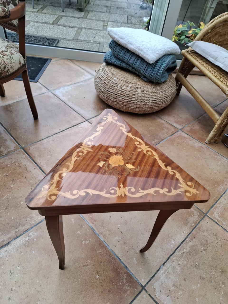 Vintage bijzettafeltje met muziekdoos