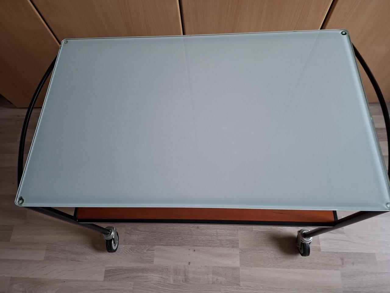 Open tv kastje van zwart metaal met melkglas en donker hout