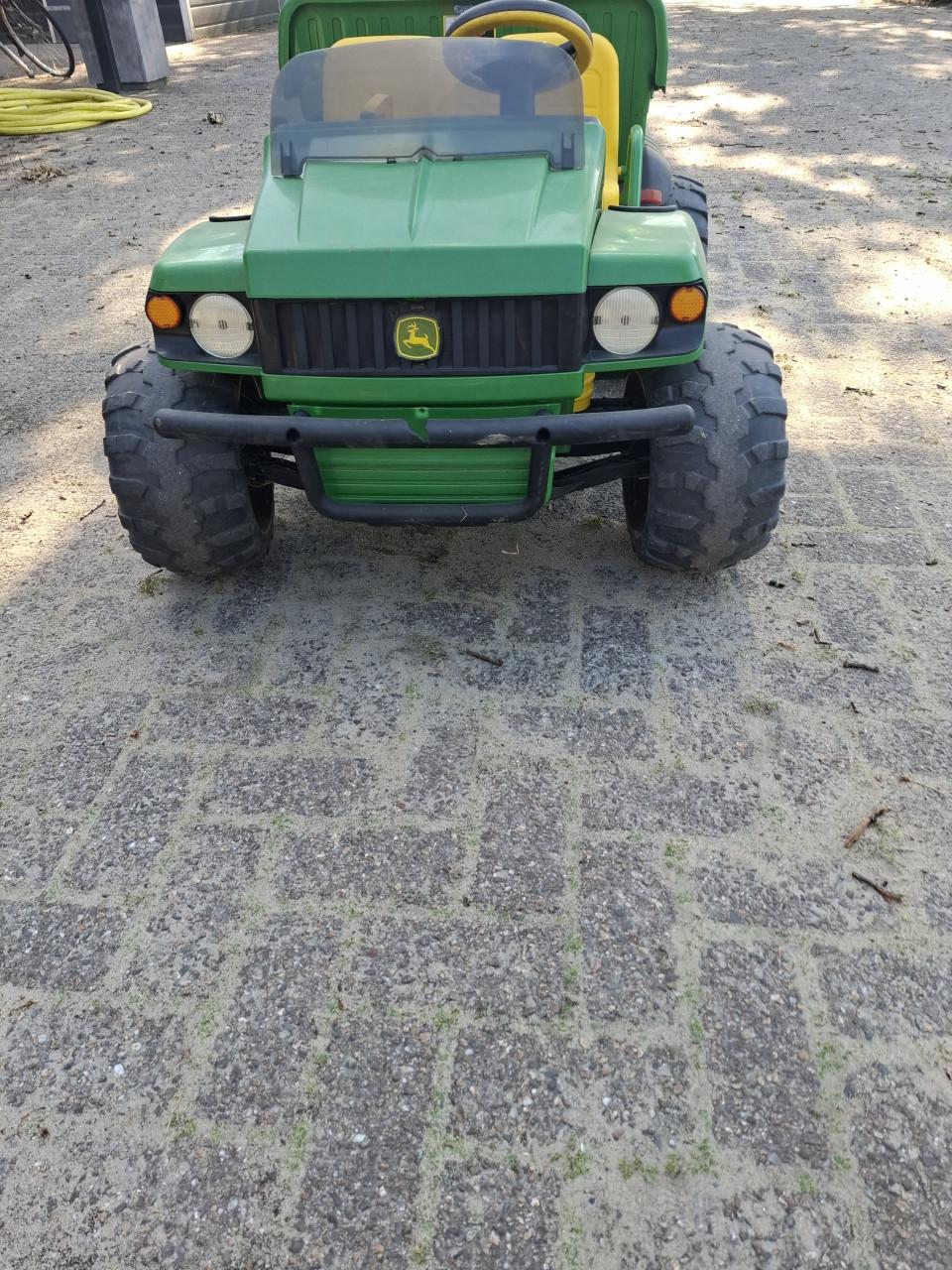Kinder gator John Deere.