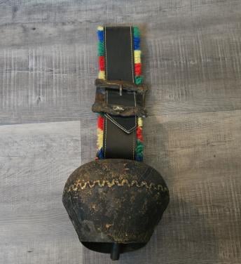 Zwitserse koeienbel met kleurrijke franjes, leren riem