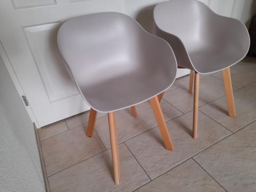 2 Leuke stoelen (in goede nette staat )  Kleur; grijs/beige