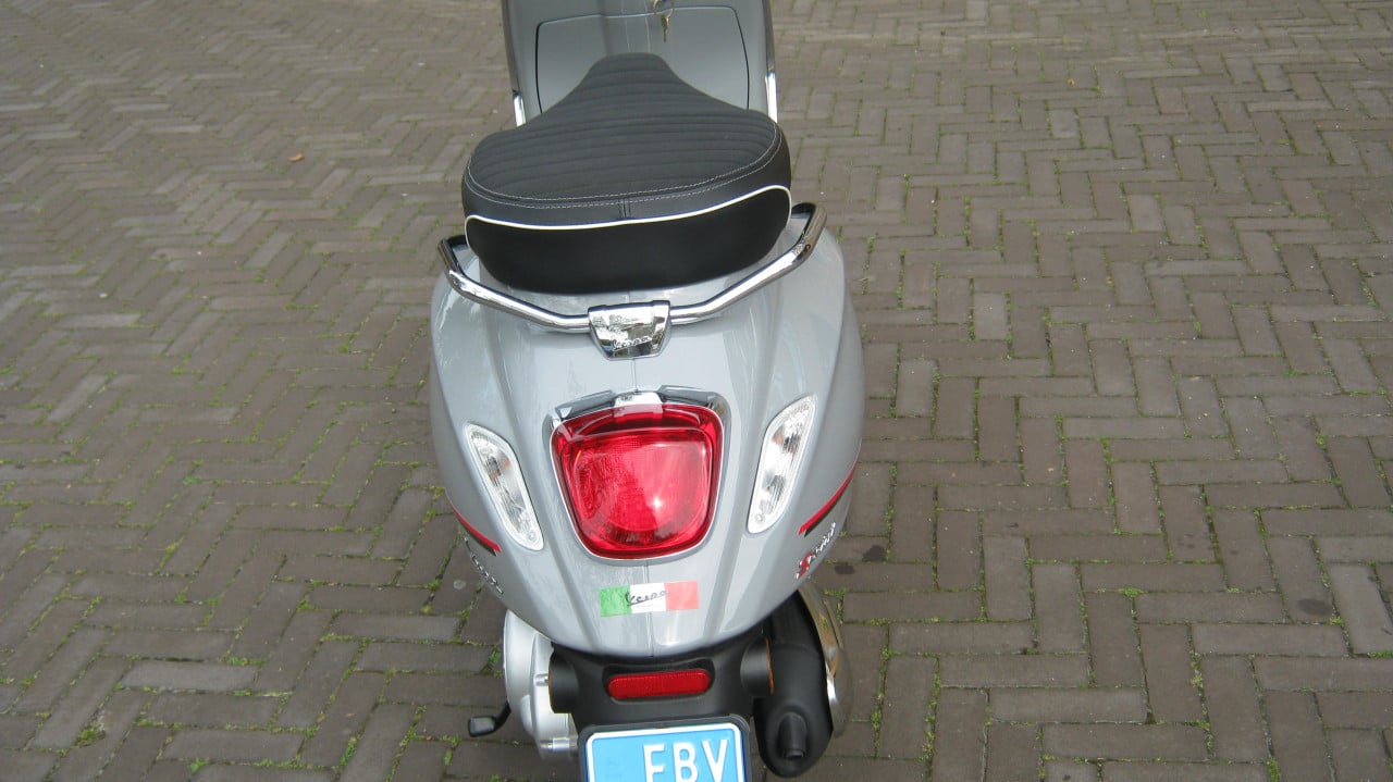 NIEUW VESPA SPRINT MET 731 KM OP DE TELLER 3000 EURO