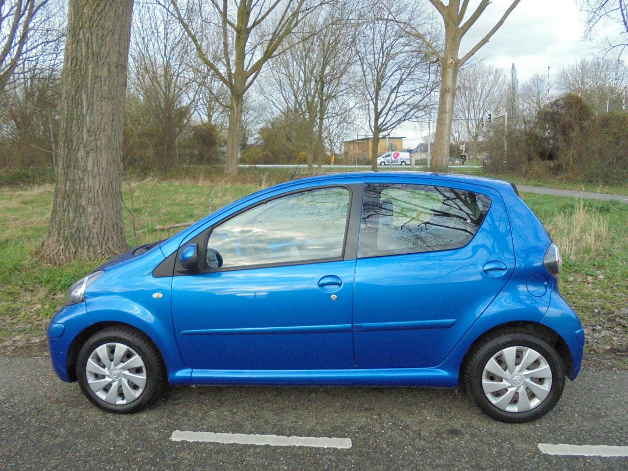 Aygo 1.0-12V Dynamic blue met slechts 125.098 Kilometer met N.A.P