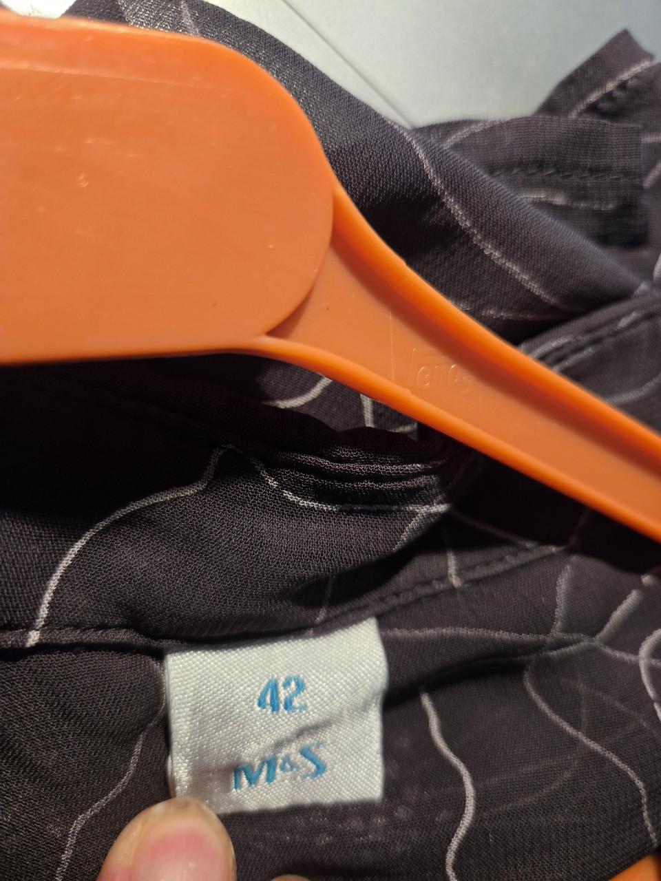 Zwarte, doorschijnende blouse van M&S . Maat 42