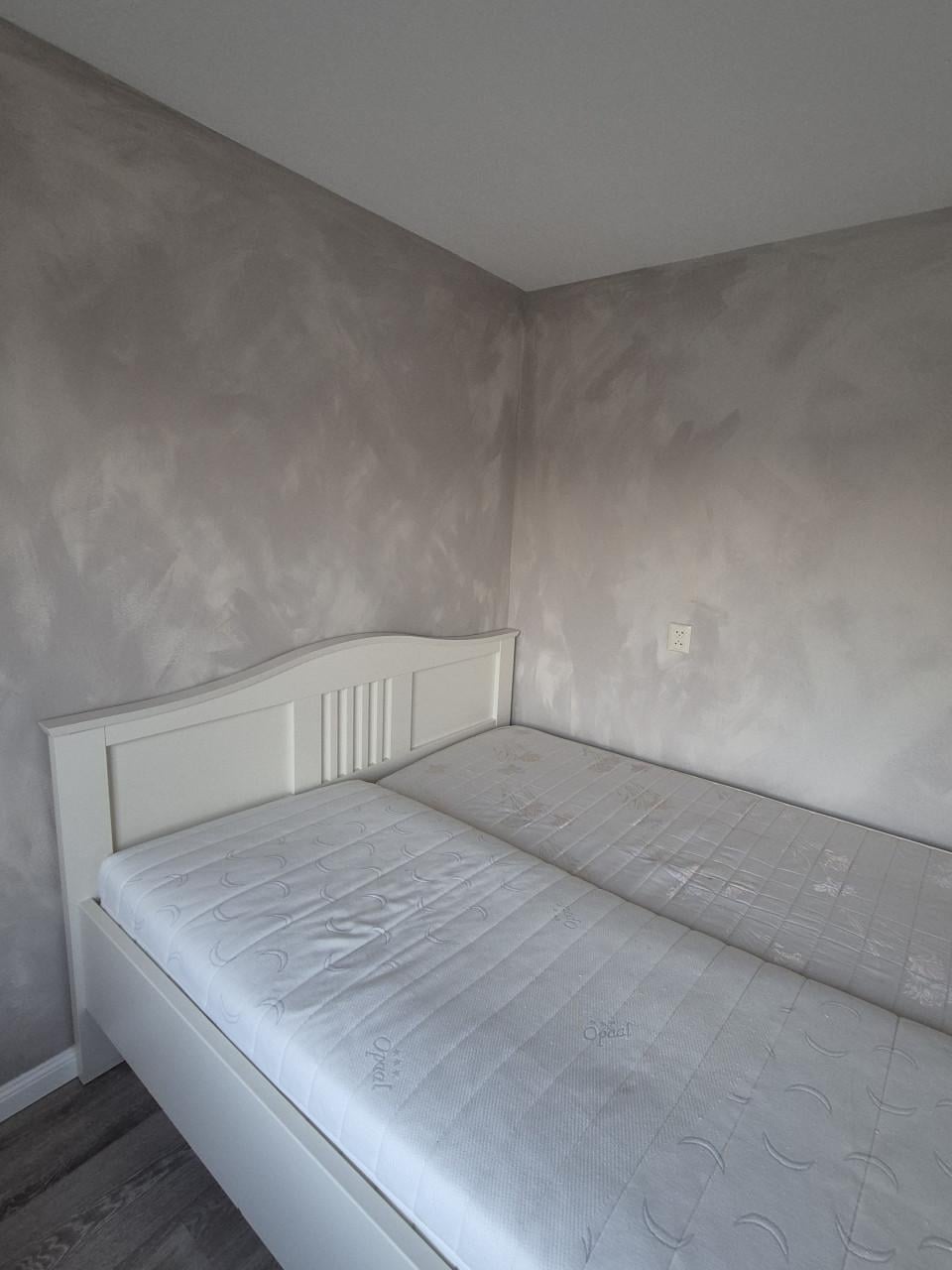 Wit tweepersoonsbed met lattenbodems