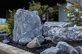 Basalt zwerfkeien voor tuin of vijver 20 stuks.