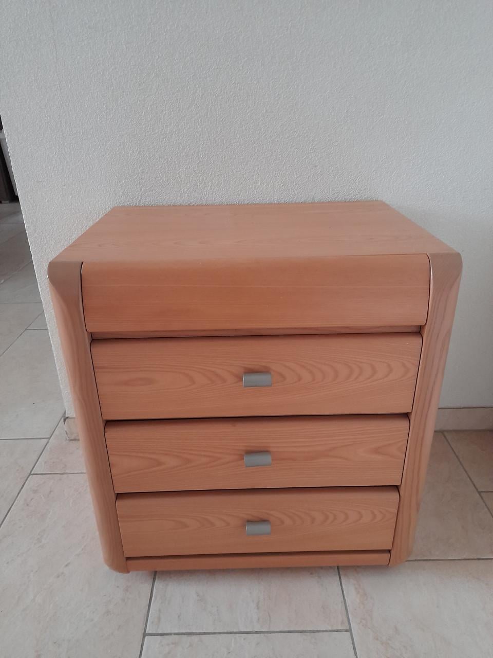 Nachtkastje  55x 42 x 60H (in goede nette staat )