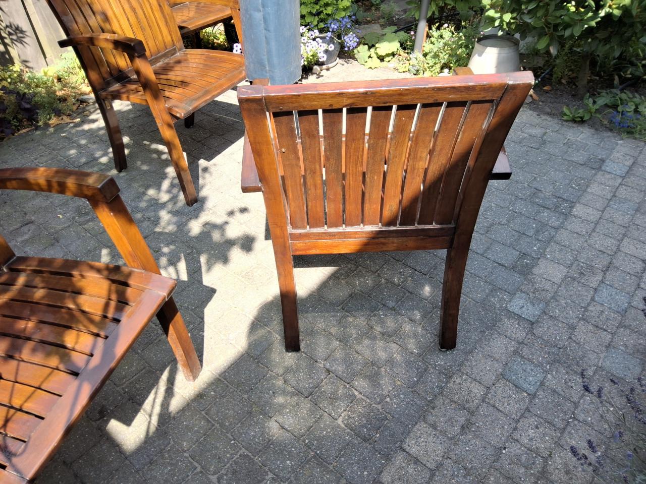 4 Houten Tuinstoelen gelakt.