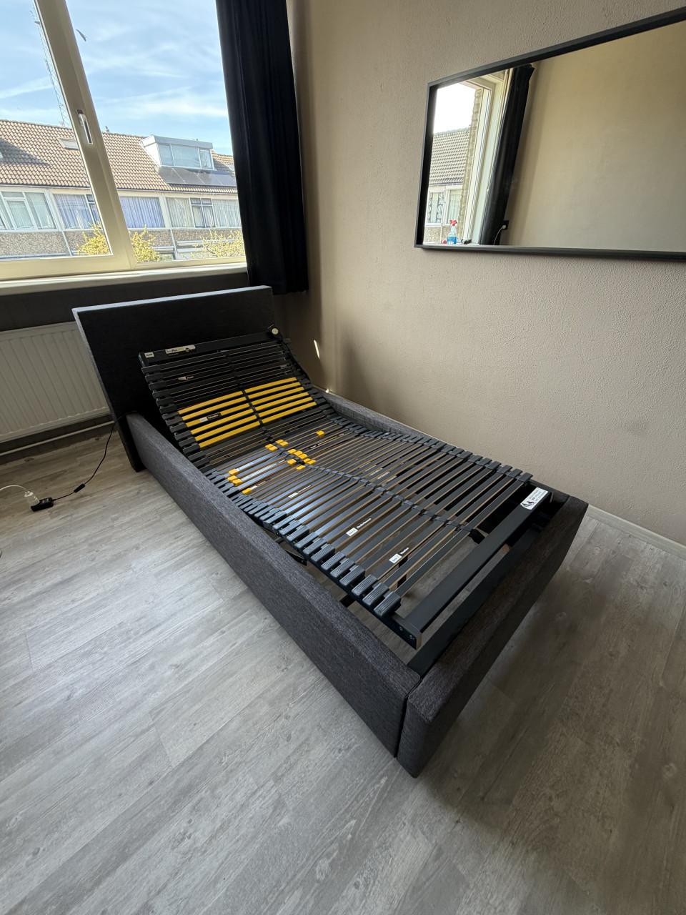 1 persoonsbed met elektrisch verstelbare lattenbodem