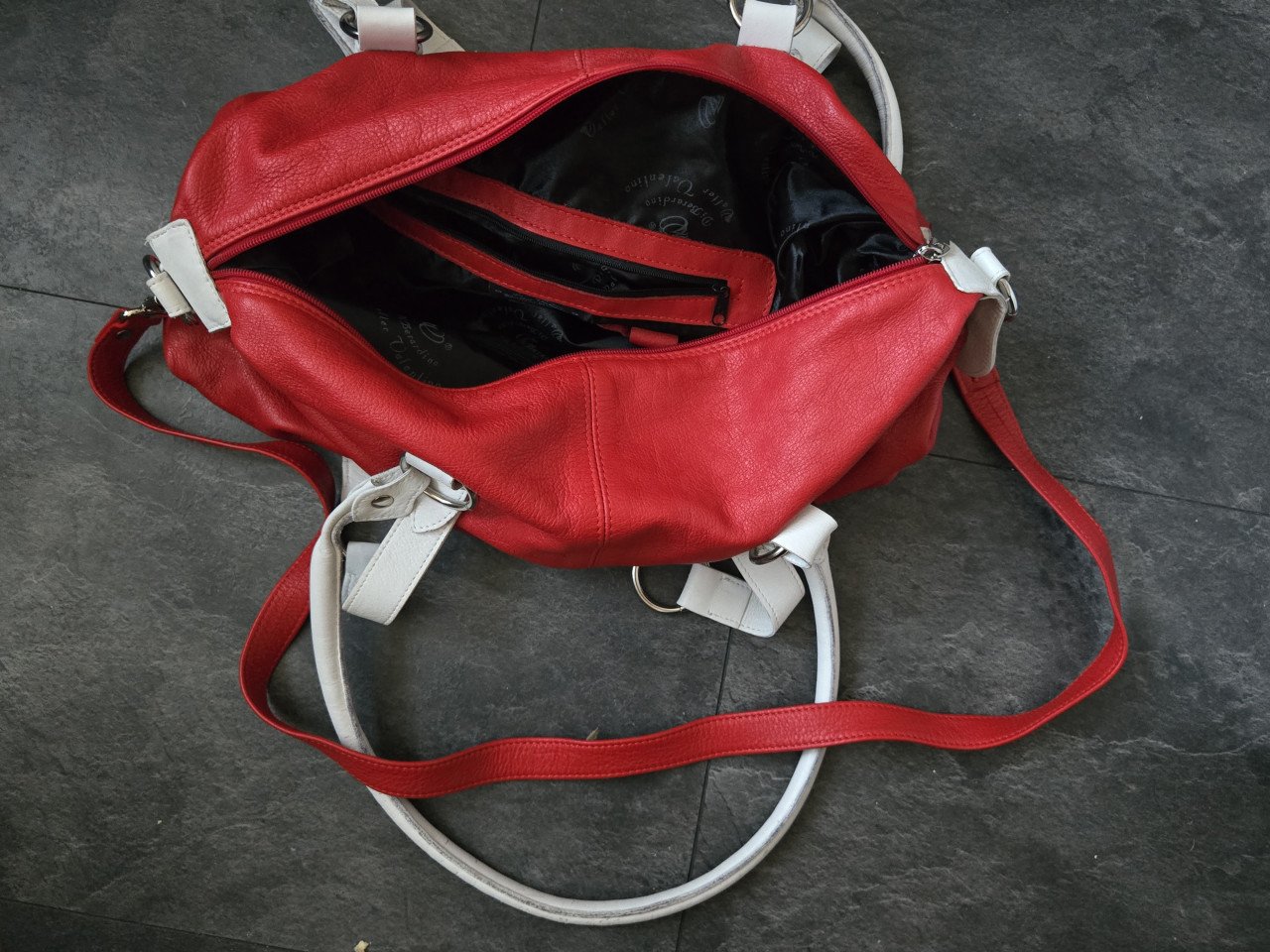 Tas rood leer Valentino in zeer goede conditie. Bieden mag 45x25 cm