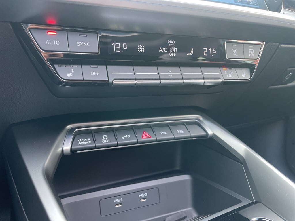Audi A3 sportback 45 tfsi e s-line competition -full options-plug-in-hybrid