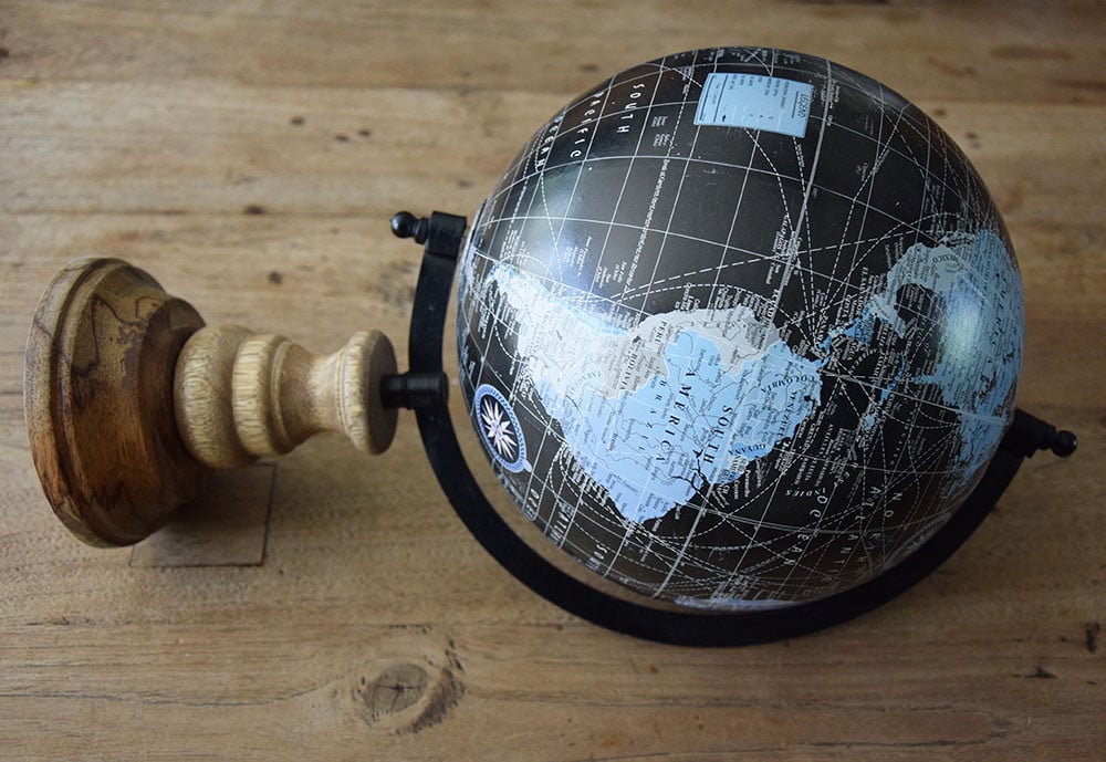Wereldbol / Globe zwart met houten voet