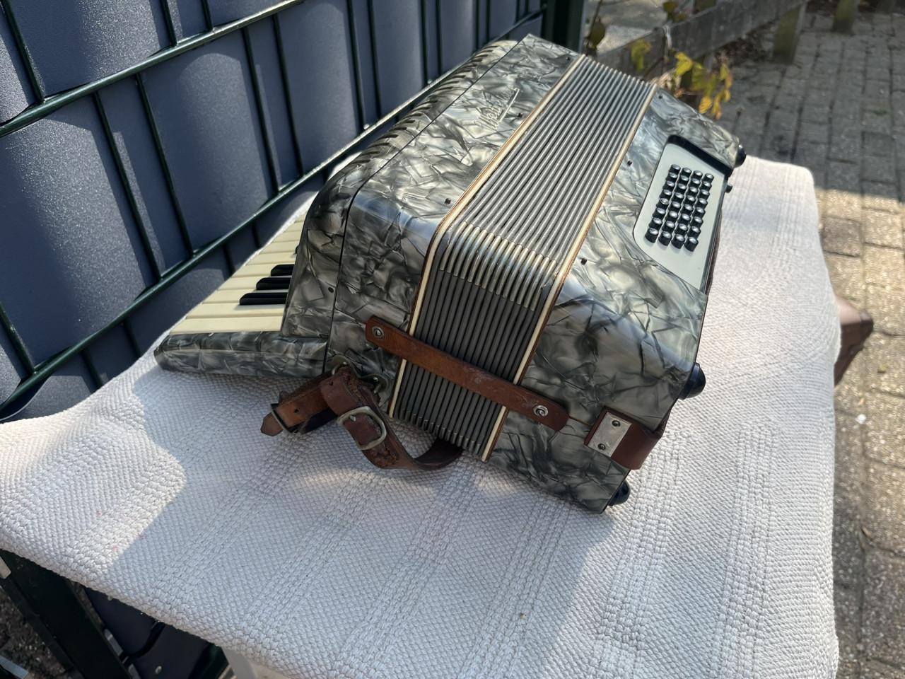 Accordeon Weltmeister VEB Klingenthaler met koffer