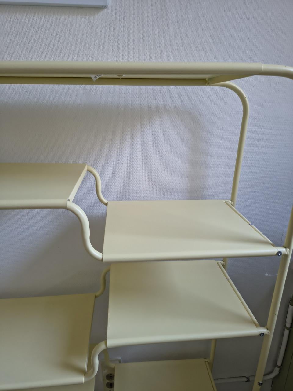 Prachtige lichtgele open kast Kwantum. Malfa geel vakkenkast