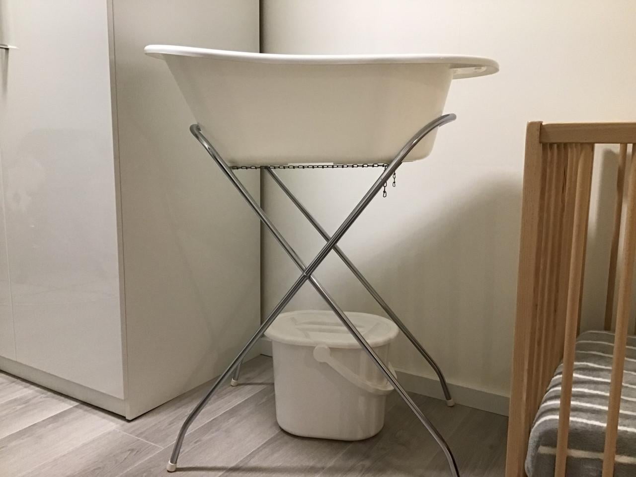 Baby badje + standaard, luieremmer en bijbehorende waskom.