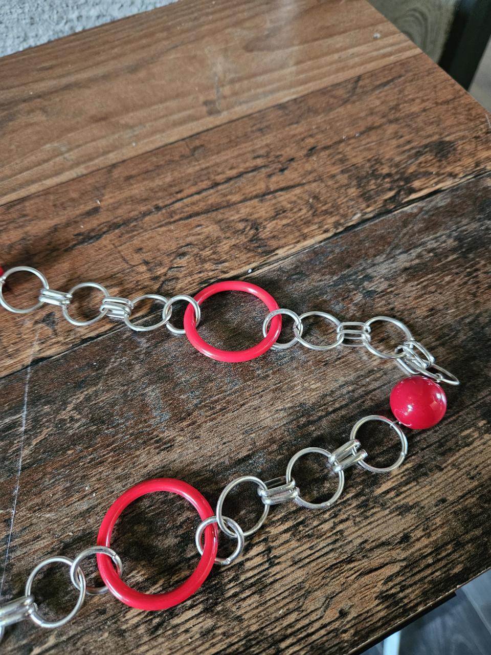 Prachtige jaren 70 lange ketting met rode ringen en kralen