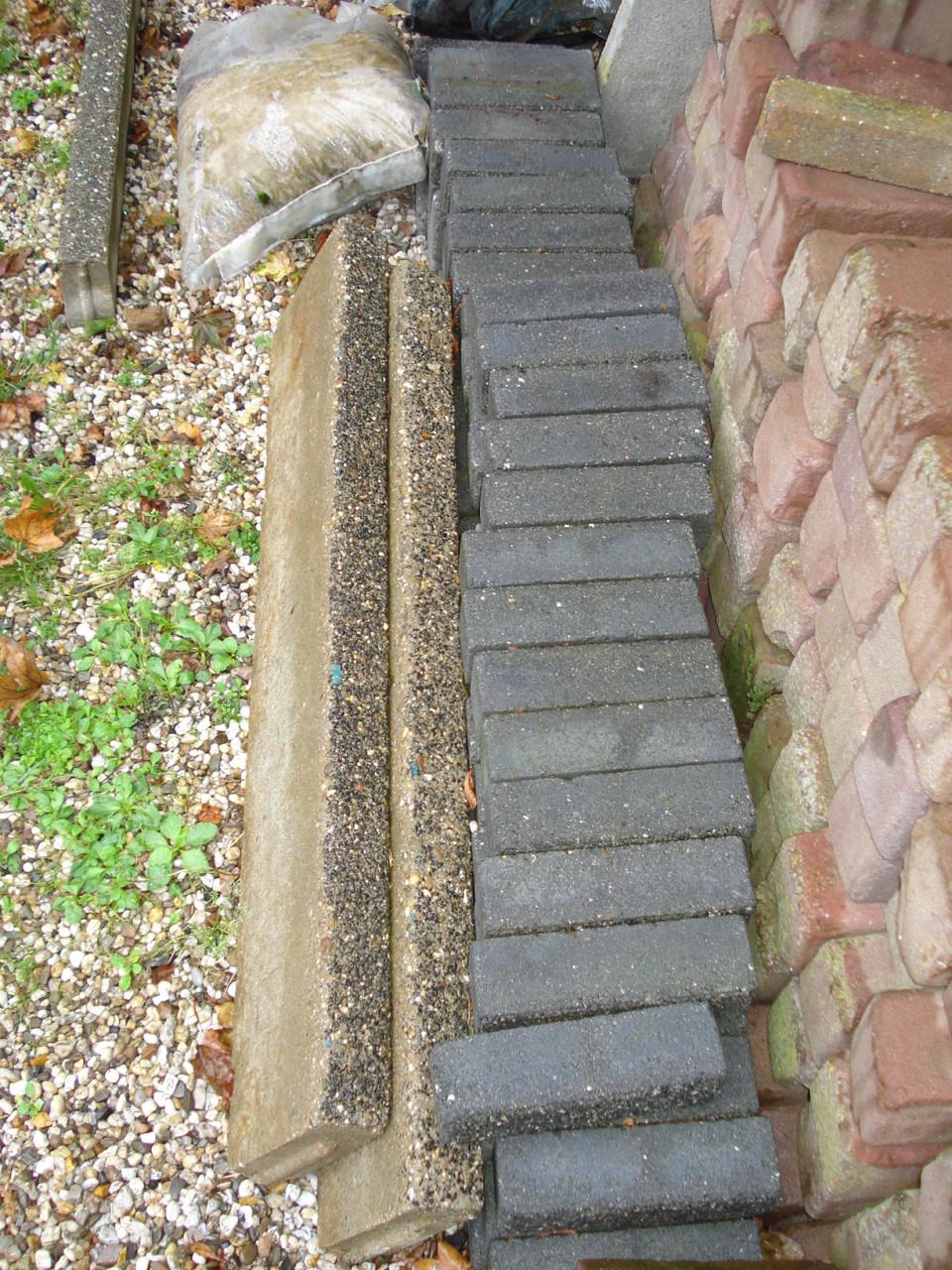 GRATIS  partij betonstenen, div straatstenen, stoeptegels 30x30