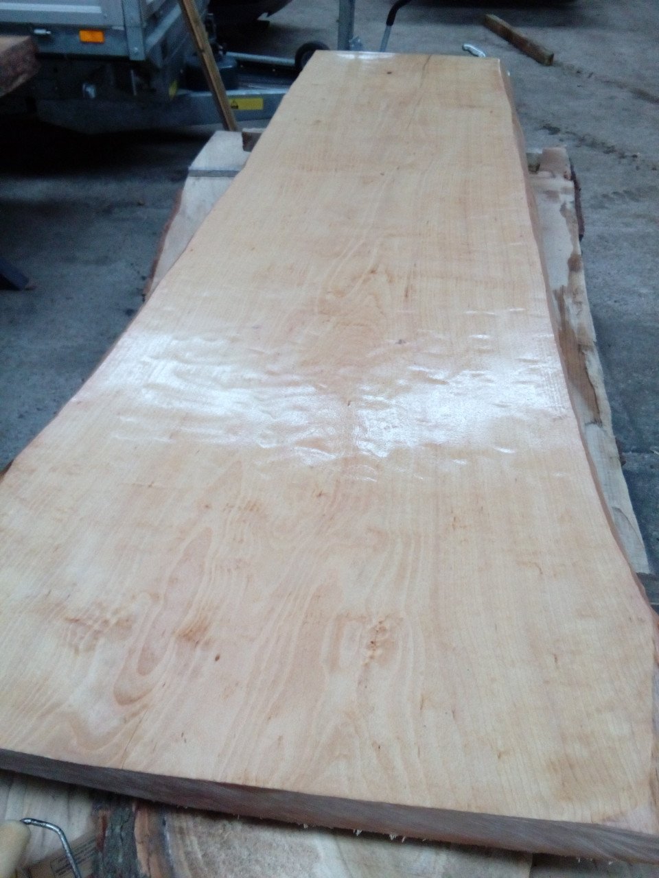 Houten tafels in Boomstamvorm, planken Tafelbladen, decoratie bartafel