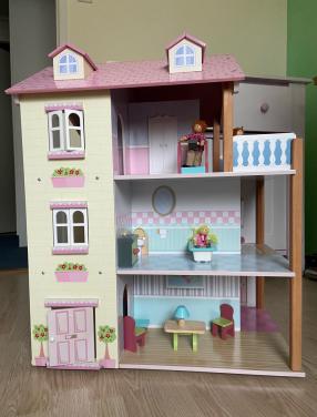 Poppenhuis van hout met toebehoren