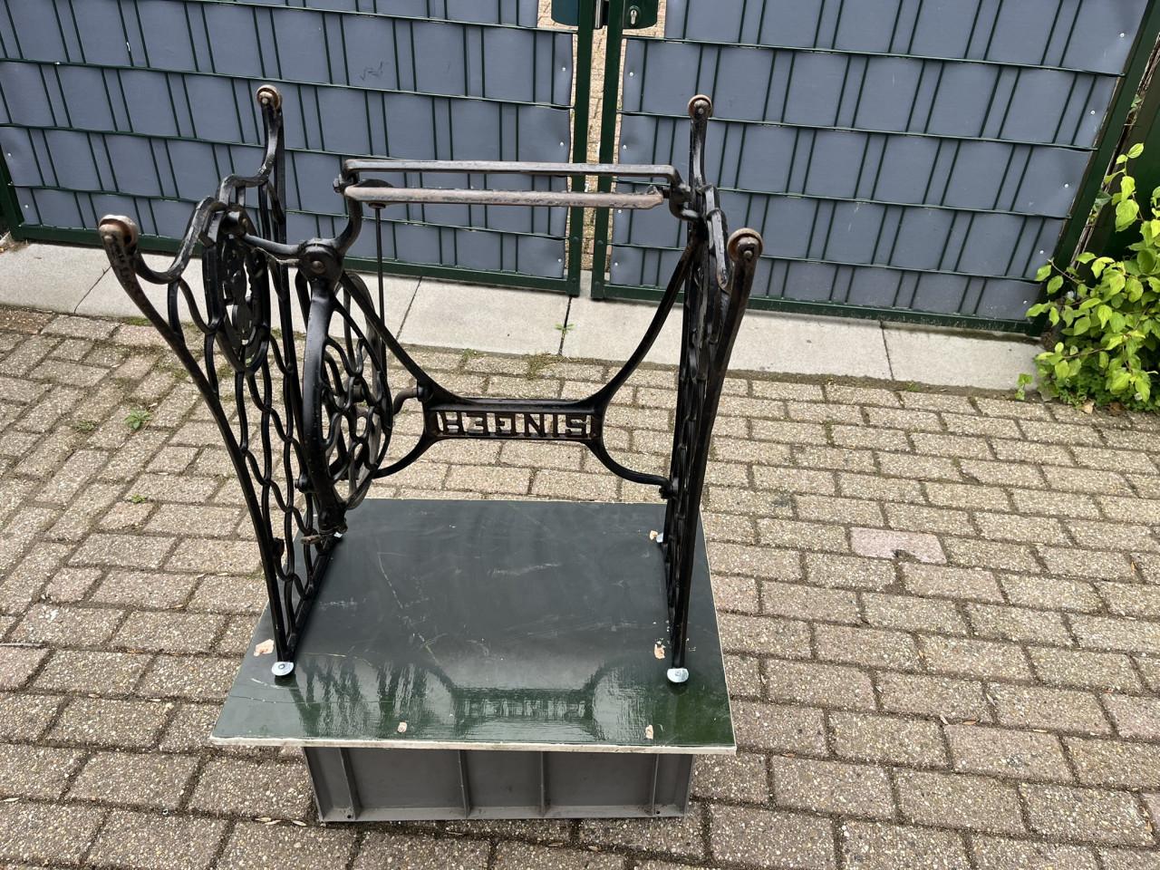 Tafeltje m Gietijzeren frame Singer naaimachine