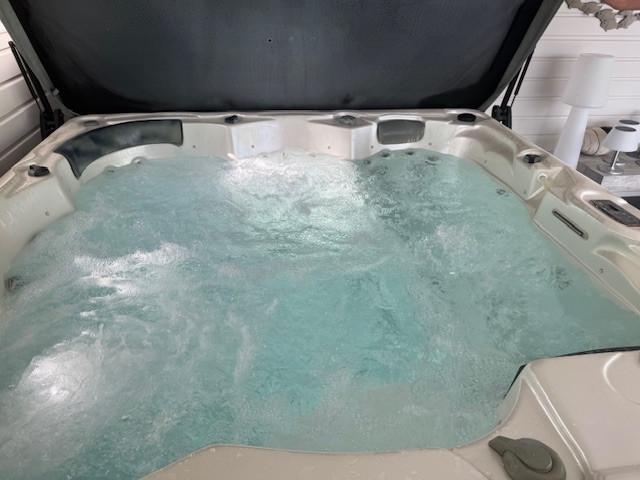 Jacuzzi- 5 persoons goed onderhouden