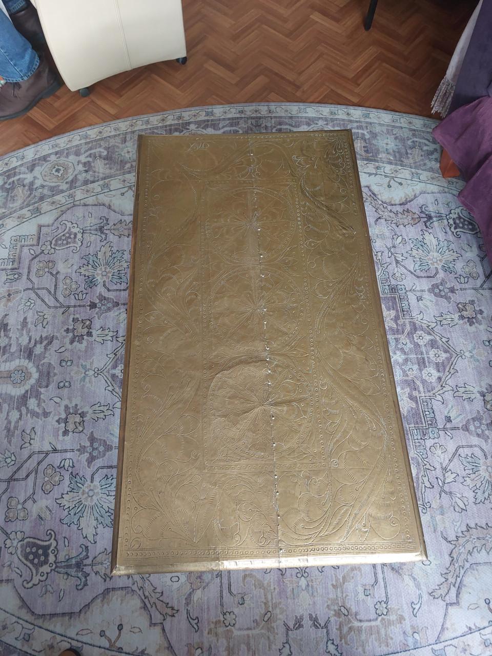 Unieke salontafel ! massief hout volledig  bekleed met handbewerkt messing