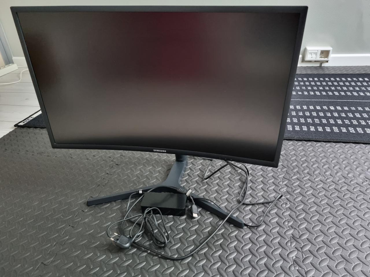 Curved Samsung gaming monitor (LC27FG73FQUXEN)